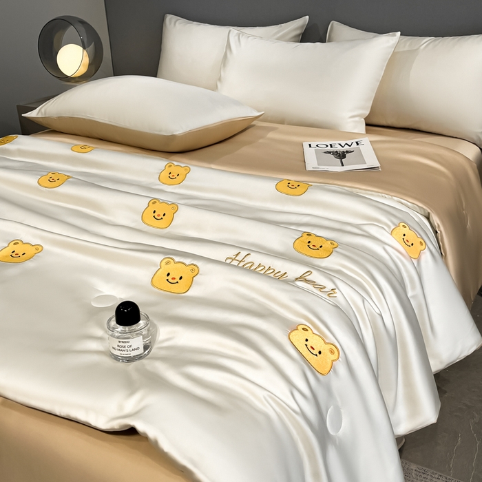 91家纺网 家纺一手货源 找家纺 如一 2025新款精绣系列水洗冰丝夏被四件套 奶油熊-奶白咖