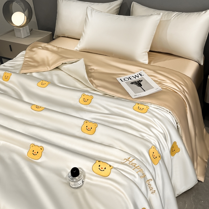 91家纺网 家纺一手货源 找家纺 如一 2025新款精绣系列水洗冰丝夏被四件套 奶油熊-奶白咖