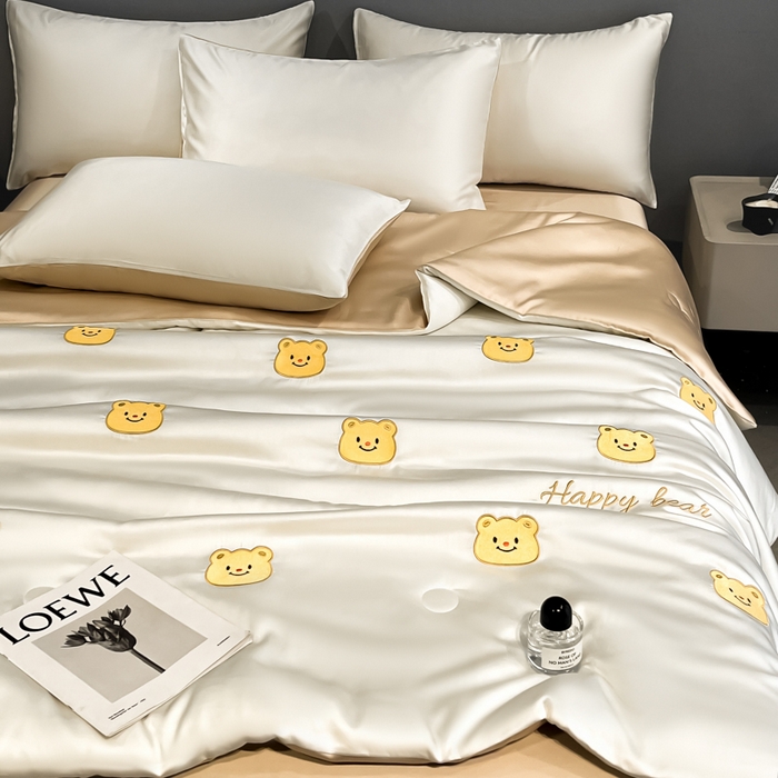 91家纺网 家纺一手货源 找家纺 如一 2025新款精绣系列水洗冰丝夏被四件套 奶油熊-奶白咖