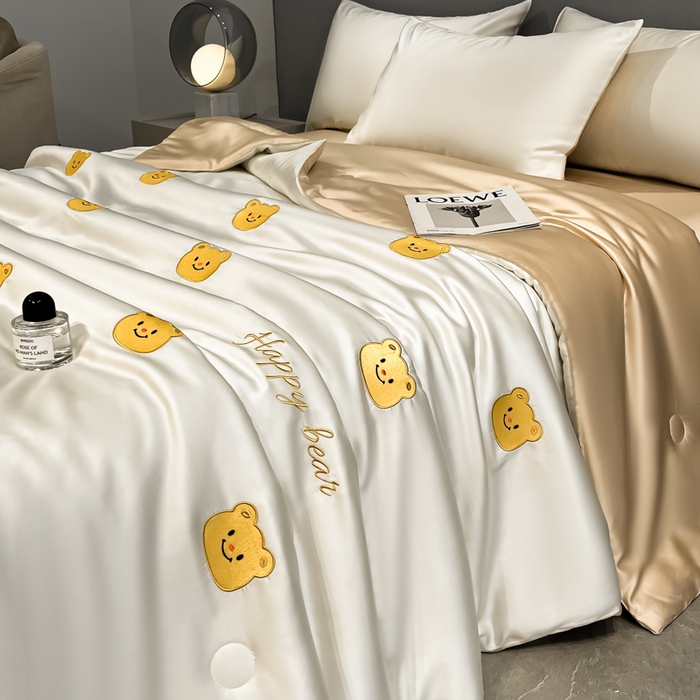 91家纺网 家纺一手货源 找家纺 如一 2025新款精绣系列水洗冰丝夏被四件套 奶油熊-奶白咖