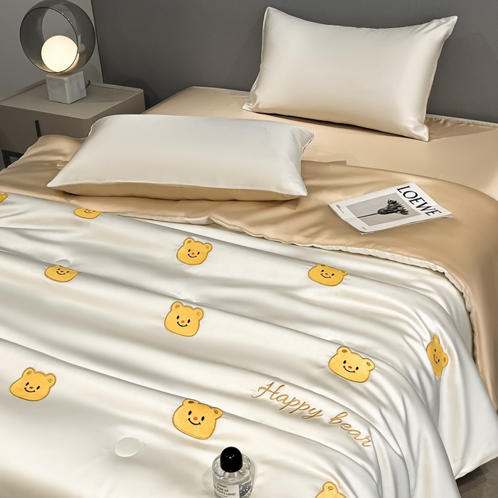 91家纺网 家纺一手货源 找家纺 如一 2025新款精绣系列水洗冰丝夏被四件套 奶油熊-奶白咖