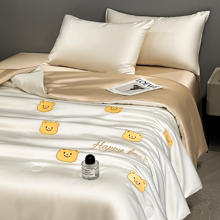 91家纺网 家纺一手货源 找家纺 如一 2025新款精绣系列水洗冰丝夏被四件套 奶油熊-奶白咖