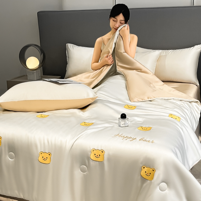 91家纺网 家纺一手货源 找家纺 如一 2025新款精绣系列水洗冰丝夏被四件套 奶油熊-奶白咖