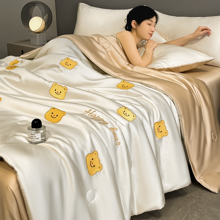 91家纺网 家纺一手货源 找家纺 如一 2025新款精绣系列水洗冰丝夏被四件套 奶油熊-奶白咖