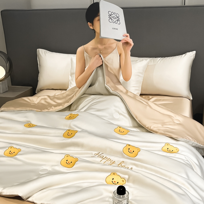 91家纺网 家纺一手货源 找家纺 如一 2025新款精绣系列水洗冰丝夏被四件套 奶油熊-奶白咖