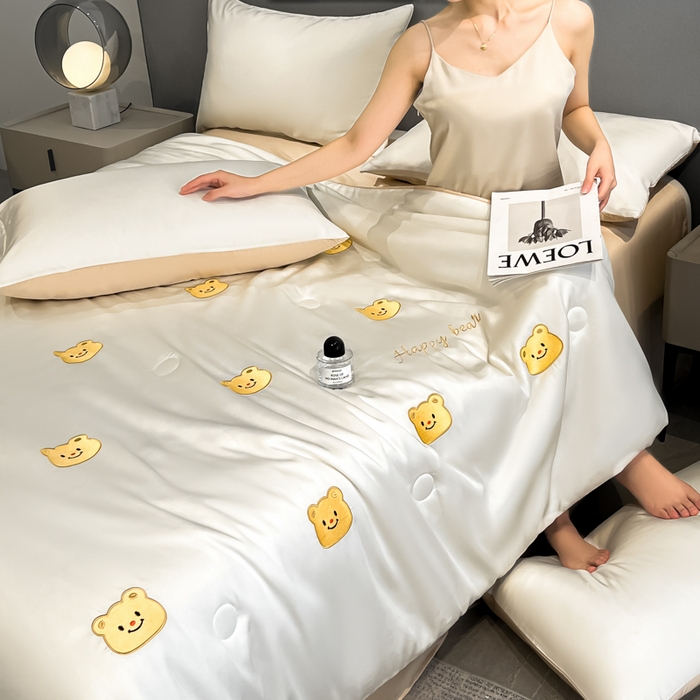 91家纺网 家纺一手货源 找家纺 如一 2025新款精绣系列水洗冰丝夏被四件套 奶油熊-奶白咖