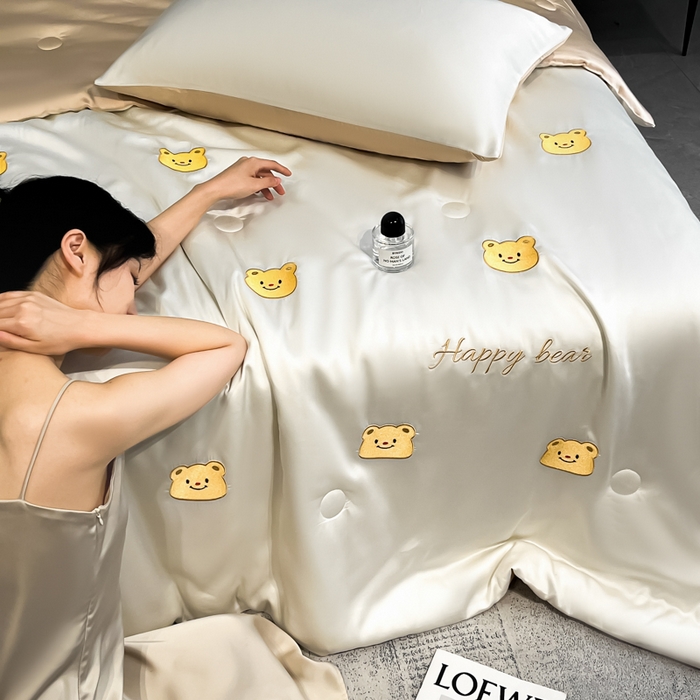 91家纺网 家纺一手货源 找家纺 如一 2025新款精绣系列水洗冰丝夏被四件套 奶油熊-奶白咖