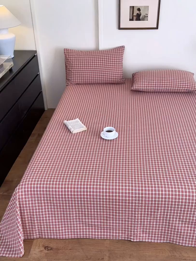 91家纺网 家纺一手货源 找家纺 吉象家纺 2025新款全棉色织水洗棉床单三件套 克洛伊红