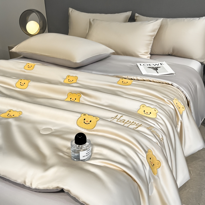 91家纺网 家纺一手货源 找家纺 如一 2025新款精绣系列水洗冰丝夏被四件套 奶油熊-香槟灰