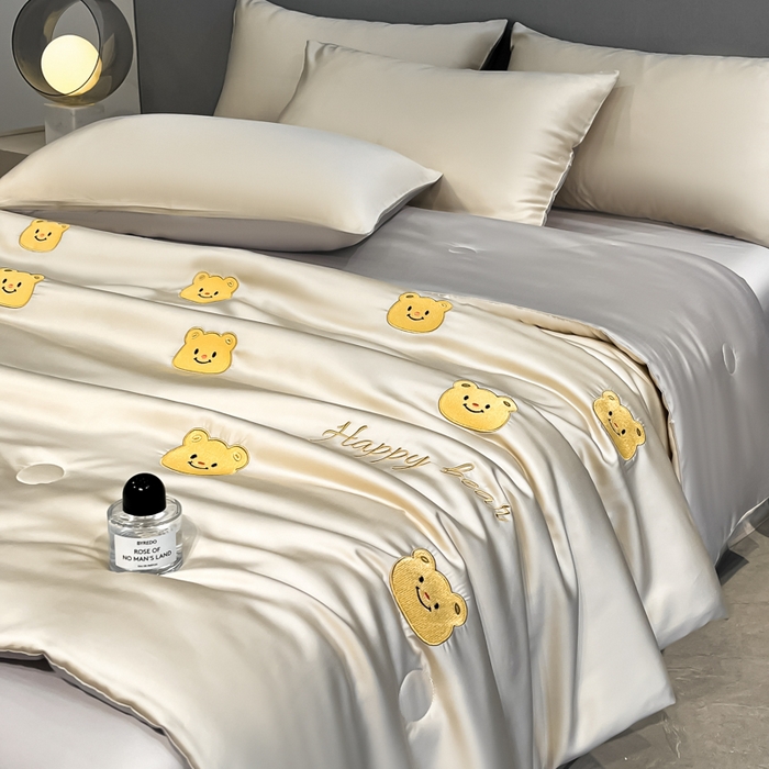 91家纺网 家纺一手货源 找家纺 如一 2025新款精绣系列水洗冰丝夏被四件套 奶油熊-香槟灰