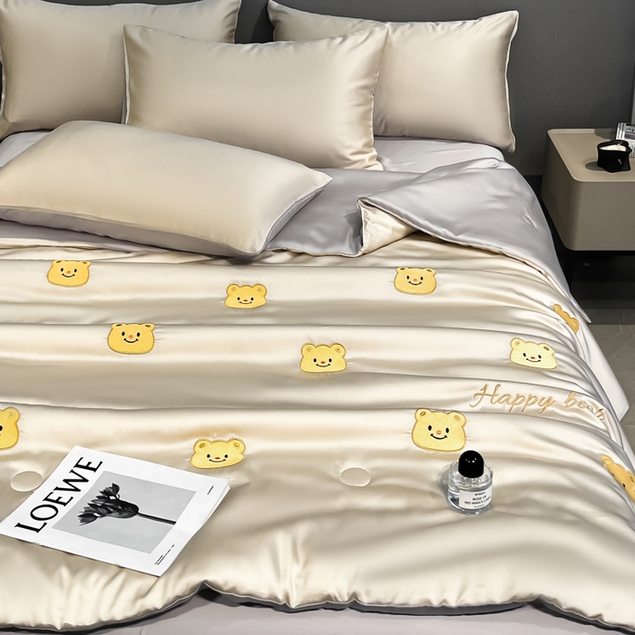 91家纺网 家纺一手货源 找家纺 如一 2025新款精绣系列水洗冰丝夏被四件套 奶油熊-香槟灰