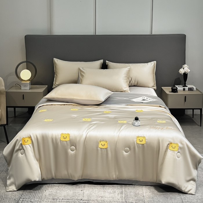 91家纺网 家纺一手货源 找家纺 如一 2025新款精绣系列水洗冰丝夏被四件套 奶油熊-香槟灰