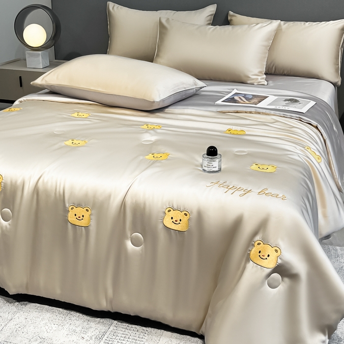 91家纺网 家纺一手货源 找家纺 如一 2025新款精绣系列水洗冰丝夏被四件套 奶油熊-香槟灰