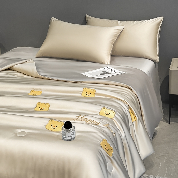 91家纺网 家纺一手货源 找家纺 如一 2025新款精绣系列水洗冰丝夏被四件套 奶油熊-香槟灰