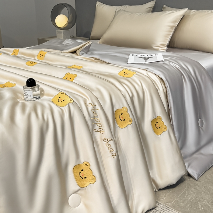 91家纺网 家纺一手货源 找家纺 如一 2025新款精绣系列水洗冰丝夏被四件套 奶油熊-香槟灰