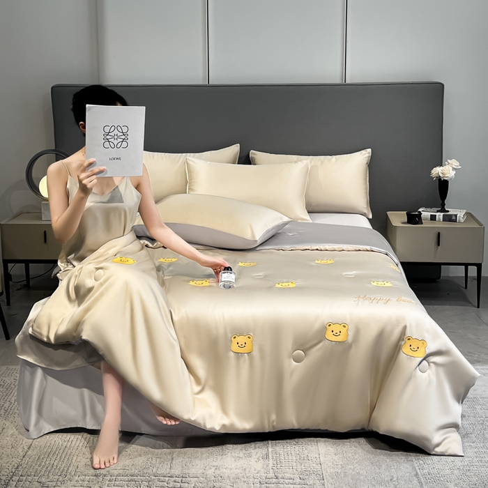 91家纺网 家纺一手货源 找家纺 如一 2025新款精绣系列水洗冰丝夏被四件套 奶油熊-香槟灰