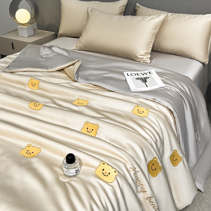 91家纺网 家纺一手货源 找家纺 如一 2025新款精绣系列水洗冰丝夏被四件套 奶油熊-香槟灰