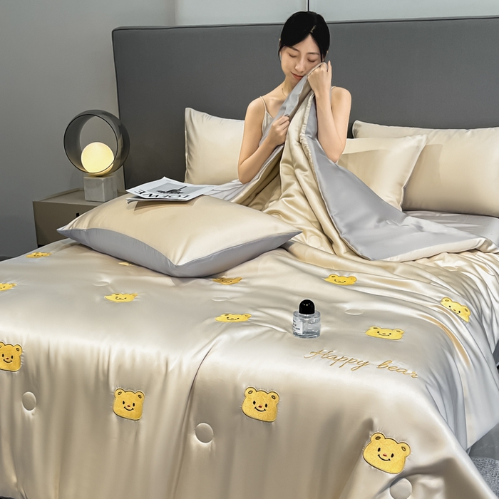 91家纺网 家纺一手货源 找家纺 如一 2025新款精绣系列水洗冰丝夏被四件套 奶油熊-香槟灰