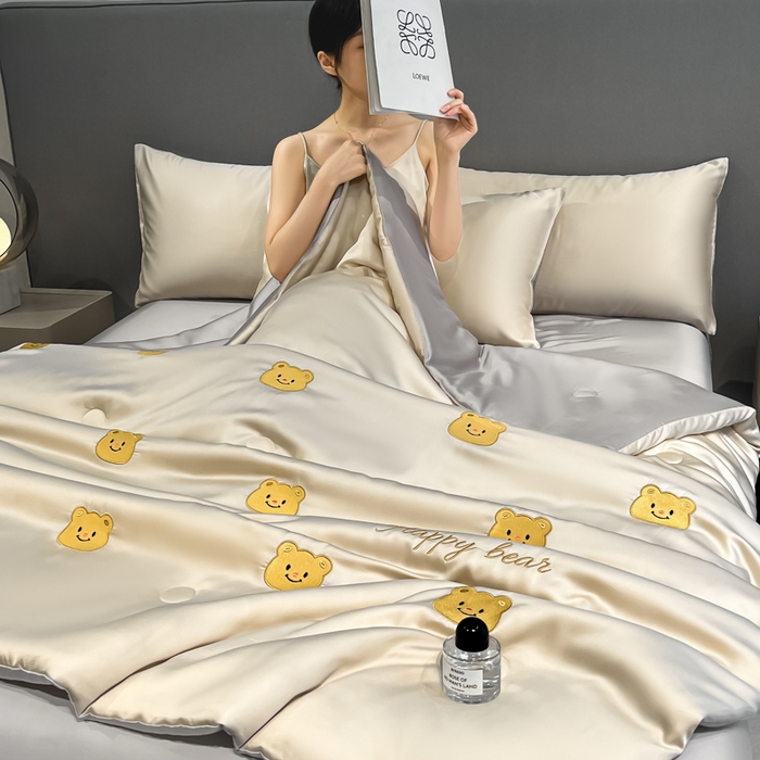 91家纺网 家纺一手货源 找家纺 如一 2025新款精绣系列水洗冰丝夏被四件套 奶油熊-香槟灰