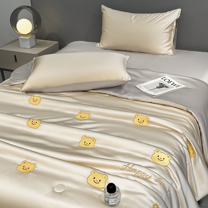 91家纺网 家纺一手货源 找家纺 如一 2025新款精绣系列水洗冰丝夏被四件套 奶油熊-香槟灰