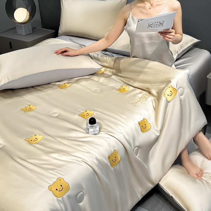 91家纺网 家纺一手货源 找家纺 如一 2025新款精绣系列水洗冰丝夏被四件套 奶油熊-香槟灰