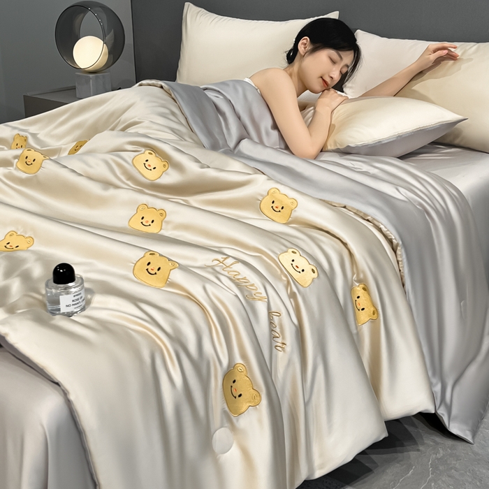 91家纺网 家纺一手货源 找家纺 如一 2025新款精绣系列水洗冰丝夏被四件套 奶油熊-香槟灰