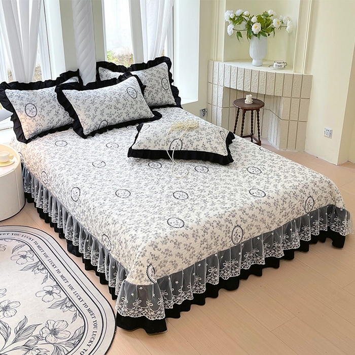 91家纺网 家纺一手货源 找家纺 雨彤家纺 2025年新款赫本风云朵水洗棉夹棉双层花边床盖 澜音花香-赫本风