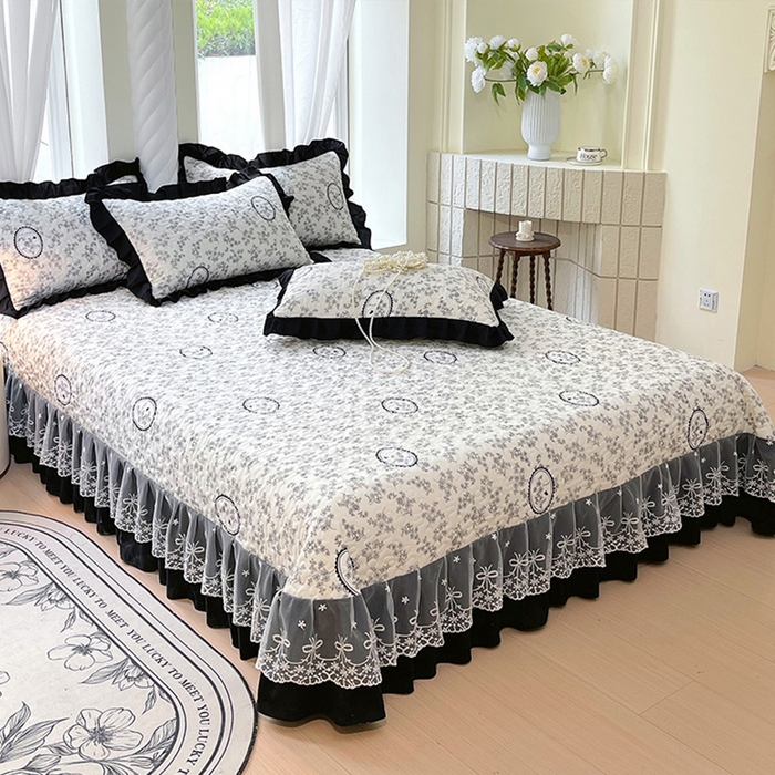 91家纺网 家纺一手货源 找家纺 雨彤家纺 2025年新款赫本风云朵水洗棉夹棉双层花边床盖 澜音花香-赫本风