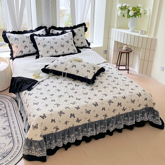 91家纺网 家纺一手货源 找家纺 雨彤家纺 2025年新款赫本风云朵水洗棉夹棉双层花边床盖 澜音花香-赫本风