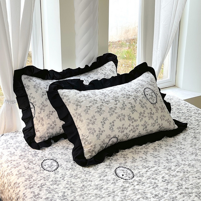 91家纺网 家纺一手货源 找家纺 雨彤家纺 2025年新款赫本风云朵水洗棉夹棉双层花边床盖 澜音花香-赫本风