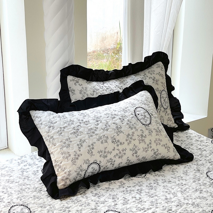 91家纺网 家纺一手货源 找家纺 雨彤家纺 2025年新款赫本风云朵水洗棉夹棉双层花边床盖 澜音花香-赫本风