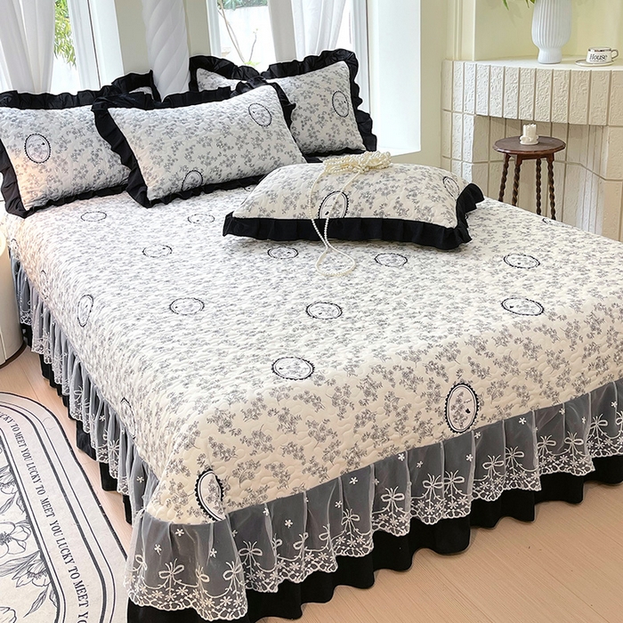 91家纺网 家纺一手货源 找家纺 雨彤家纺 2025年新款赫本风云朵水洗棉夹棉双层花边床盖 澜音花香-赫本风