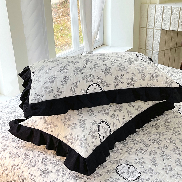 91家纺网 家纺一手货源 找家纺 雨彤家纺 2025年新款赫本风云朵水洗棉夹棉双层花边床盖 澜音花香-赫本风