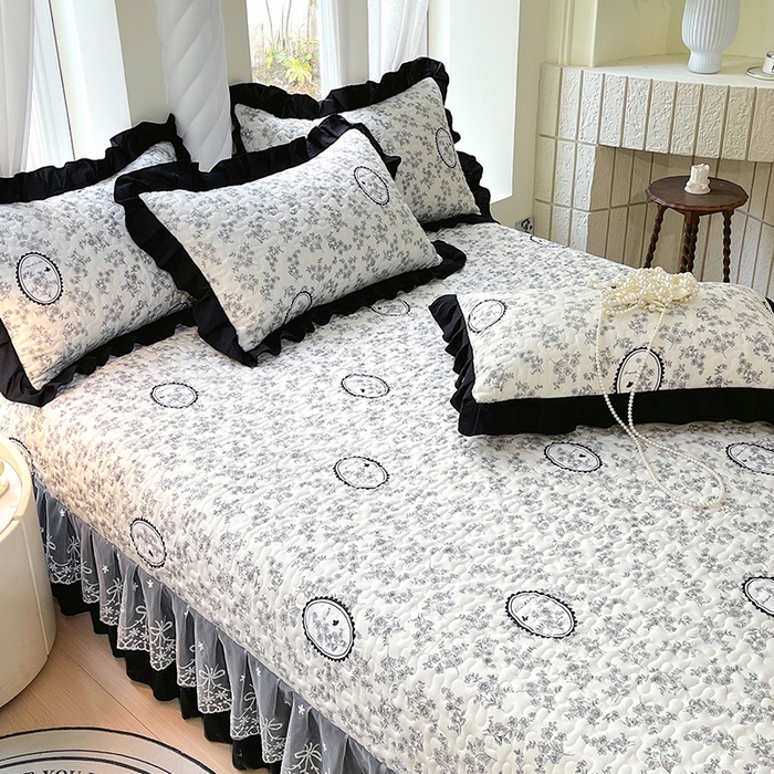 91家纺网 家纺一手货源 找家纺 雨彤家纺 2025年新款赫本风云朵水洗棉夹棉双层花边床盖 澜音花香-赫本风