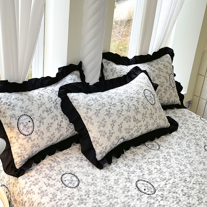 91家纺网 家纺一手货源 找家纺 雨彤家纺 2025年新款赫本风云朵水洗棉夹棉双层花边床盖 澜音花香-赫本风