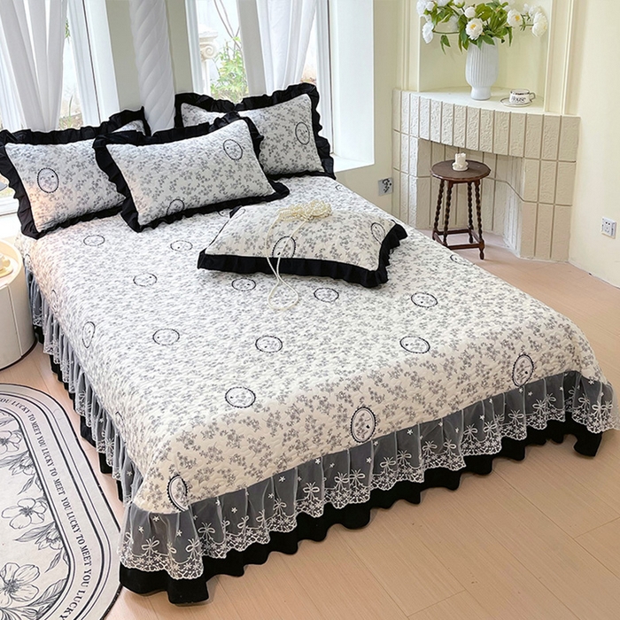 91家纺网 家纺一手货源 找家纺 雨彤家纺 2025年新款赫本风云朵水洗棉夹棉双层花边床盖 澜音花香-赫本风