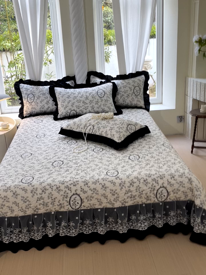 91家纺网 家纺一手货源 找家纺 雨彤家纺 2025年新款赫本风云朵水洗棉夹棉双层花边床盖 澜音花香-赫本风