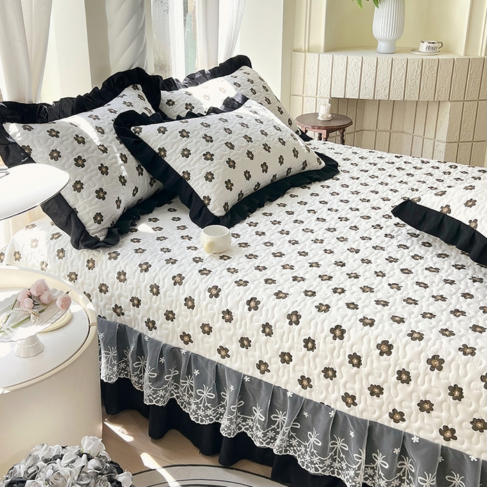 91家纺网 家纺一手货源 找家纺 雨彤家纺 2025年新款赫本风云朵水洗棉夹棉双层花边床盖 栗南微-赫本风