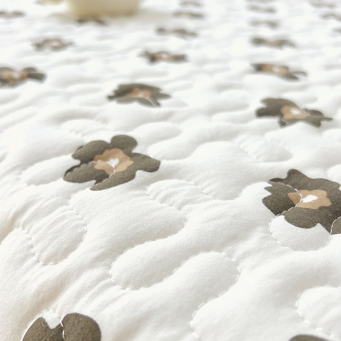 91家纺网 家纺一手货源 找家纺 雨彤家纺 2025年新款赫本风云朵水洗棉夹棉双层花边床盖 栗南微-赫本风