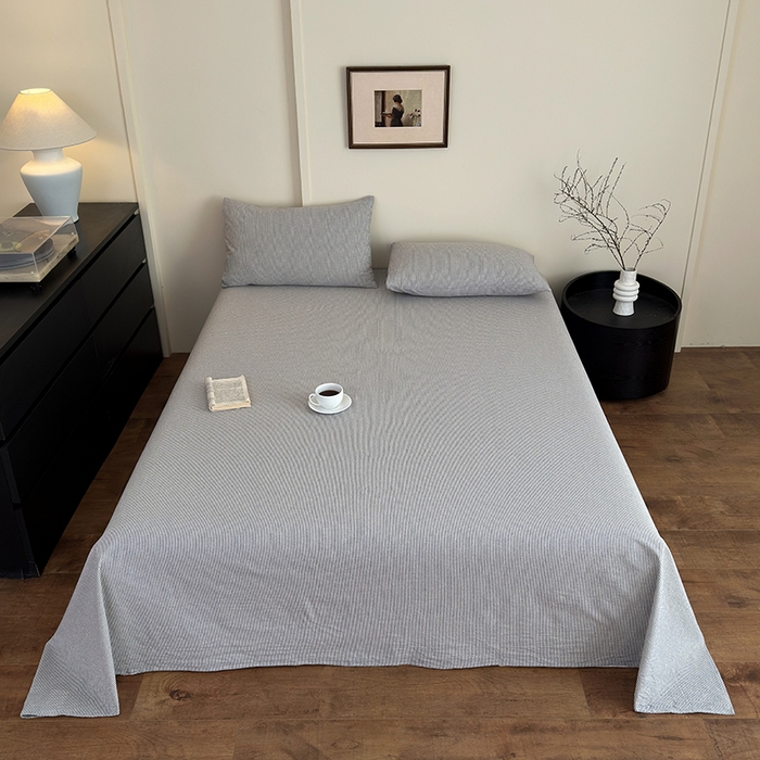 91家纺网 家纺一手货源 找家纺 吉象家纺 2025新款全棉色织水洗棉床单三件套 秘境灰条