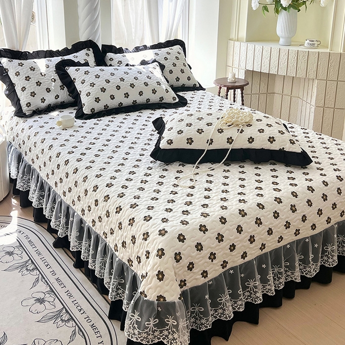 91家纺网 家纺一手货源 找家纺 雨彤家纺 2025年新款赫本风云朵水洗棉夹棉双层花边床盖 栗南微-赫本风