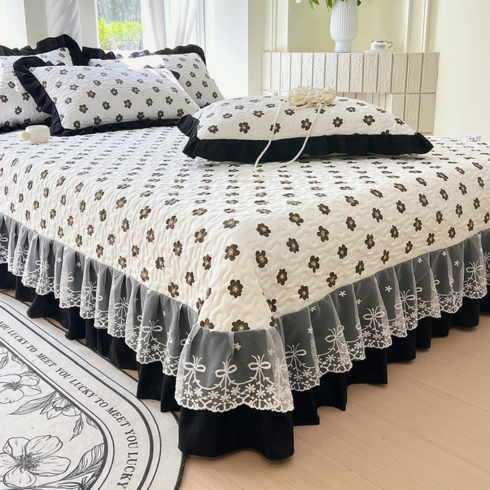 91家纺网 家纺一手货源 找家纺 雨彤家纺 2025年新款赫本风云朵水洗棉夹棉双层花边床盖 栗南微-赫本风