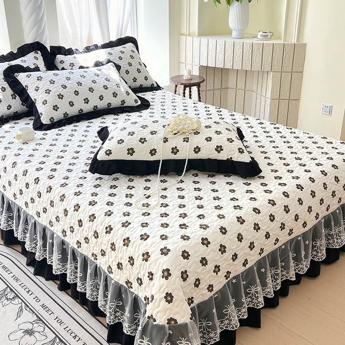 91家纺网 家纺一手货源 找家纺 雨彤家纺 2025年新款赫本风云朵水洗棉夹棉双层花边床盖 栗南微-赫本风