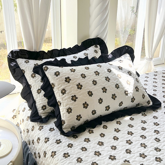 91家纺网 家纺一手货源 找家纺 雨彤家纺 2025年新款赫本风云朵水洗棉夹棉双层花边床盖 栗南微-赫本风