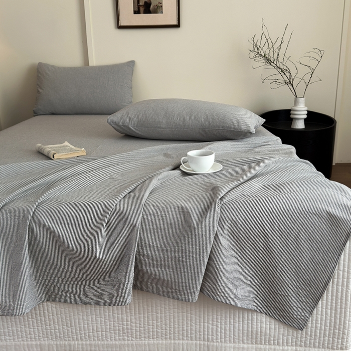91家纺网 家纺一手货源 找家纺 吉象家纺 2025新款全棉色织水洗棉床单三件套 秘境灰条