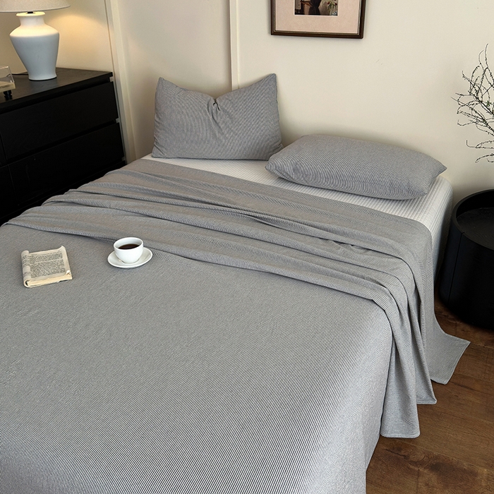91家纺网 家纺一手货源 找家纺 吉象家纺 2025新款全棉色织水洗棉床单三件套 秘境灰条