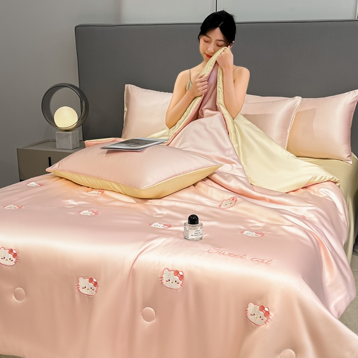 91家纺网 家纺一手货源 找家纺 如一 2025新款精绣系列水洗冰丝夏被四件套 甜心猫-粉米