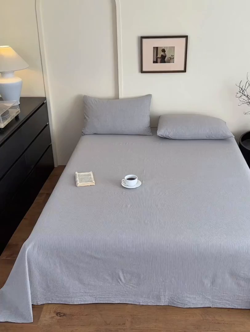 91家纺网 家纺一手货源 找家纺 吉象家纺 2025新款全棉色织水洗棉床单三件套 秘境灰条