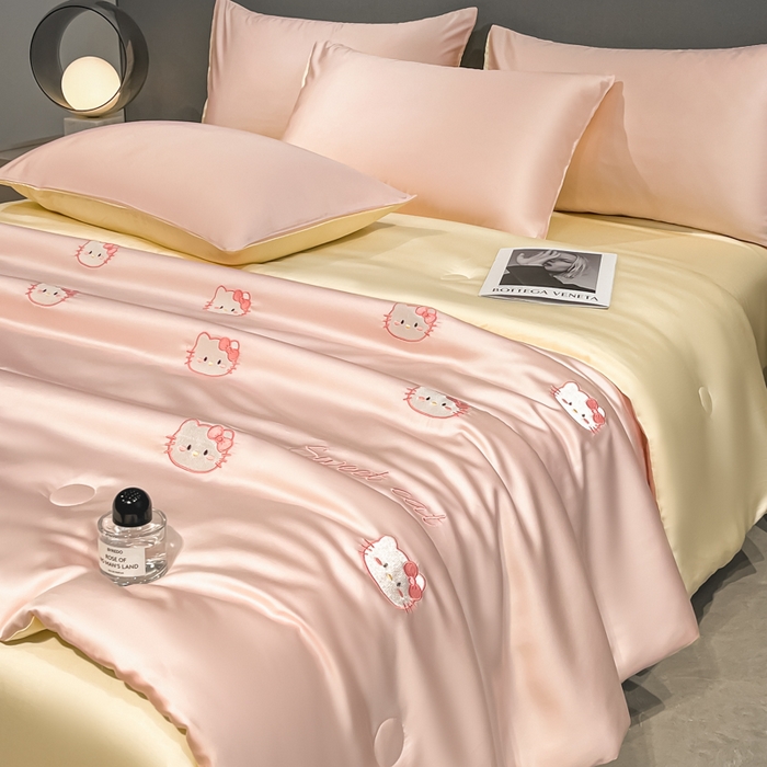 91家纺网 家纺一手货源 找家纺 如一 2025新款精绣系列水洗冰丝夏被四件套 甜心猫-粉米