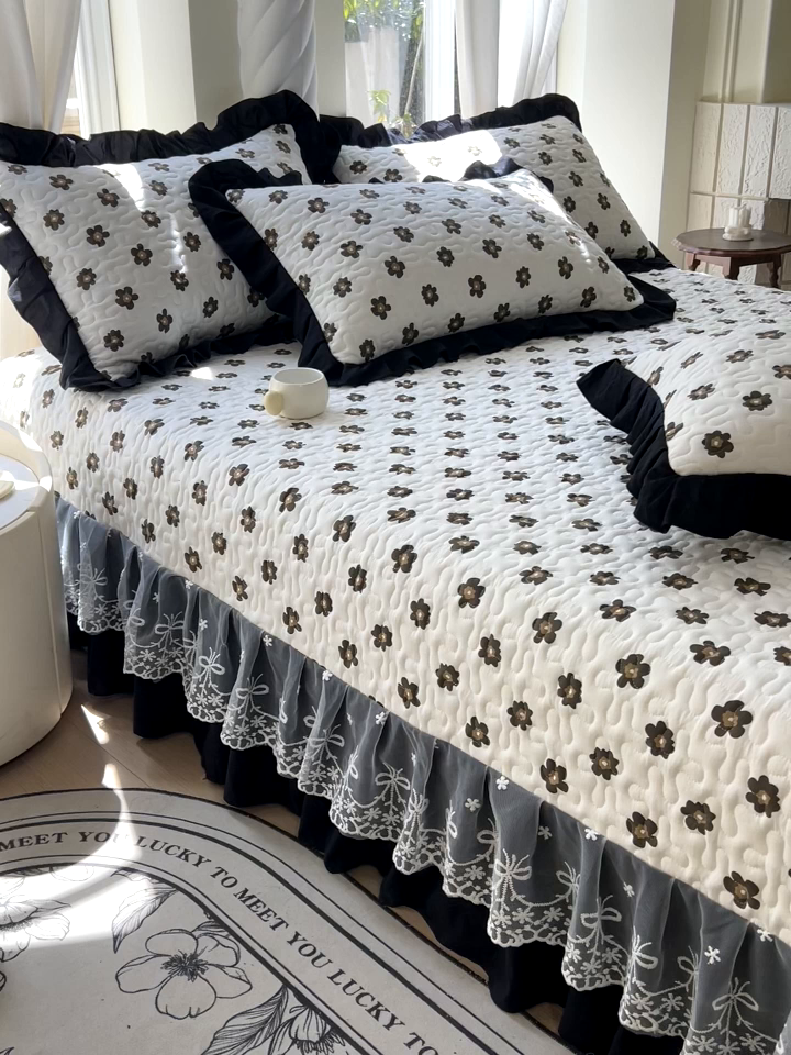 91家纺网 家纺一手货源 找家纺 雨彤家纺 2025年新款赫本风云朵水洗棉夹棉双层花边床盖 栗南微-赫本风